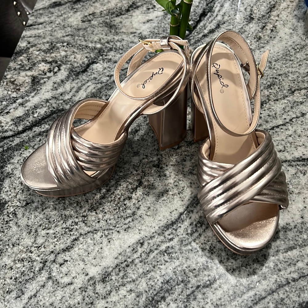 New Cupid gold heeled sandals Sz 8.5 super cute!!